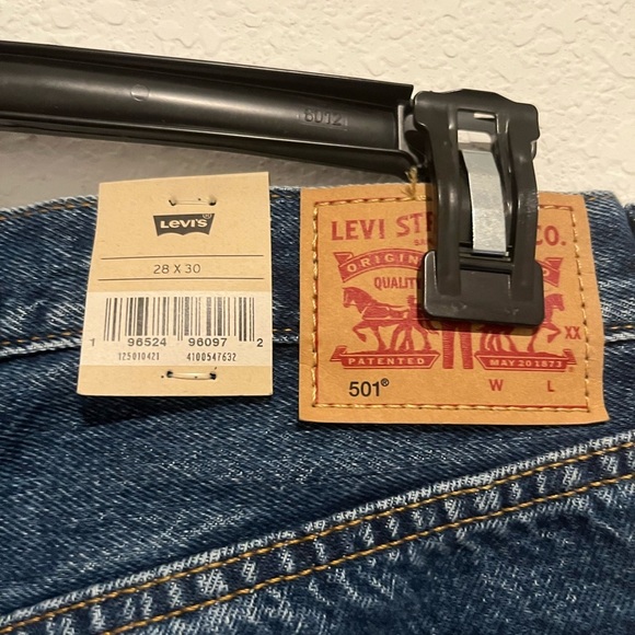 NWT Levi’s Women Original 501 High Waisted Straight Leg Distressed Jeans 28/30 - Picture 10 of 10